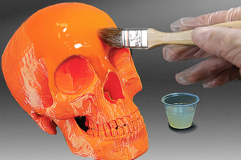 Peça de resina recebendo pintura de acabamento depois da lavagem e da pós-cura